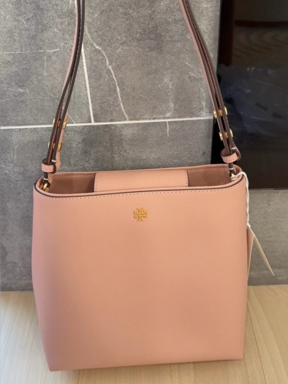 Tory Burch Emeraon Bucket Bag Pebbled Leather Shoulder Bag in Blush Pink